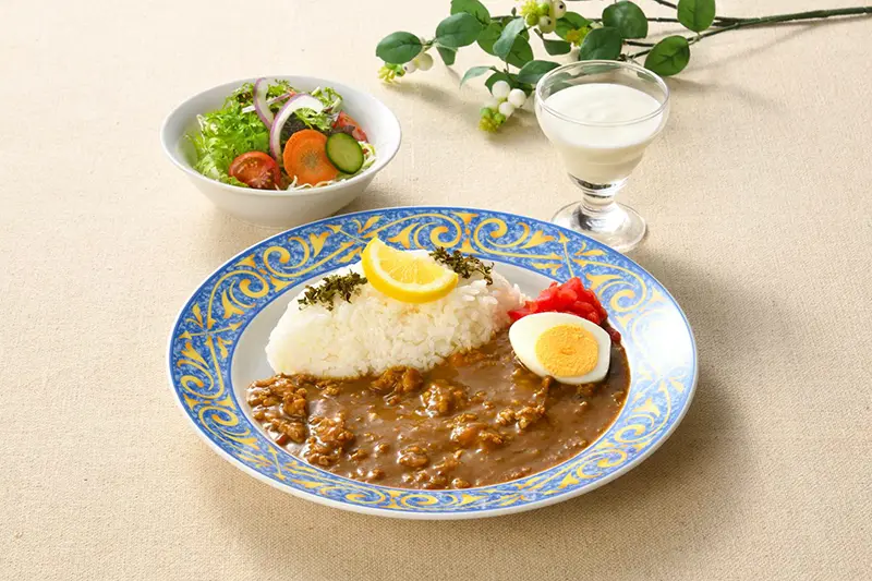 ヤスダヨーグルトのラッシーとチキンキーマカレーのランチ